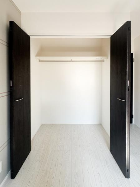 大字光吉5期1号棟の洋室|明るい光が差し込む洋室です。シンプルな内装が特徴的でさまざまなインテリアに合わせやすい空間です。清潔感のある白い壁とフローリングが広がりを感じさせます。