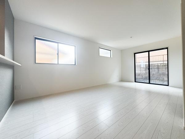 大字光吉5期1号棟の居間・リビング|リビングは大きな窓から光がしっかりと入り明るく開放的な印象です。床のデザインもシンプルで清潔感があります。壁の色合いも落ち着いておりさまざまなインテリアに合わせやすそうです。