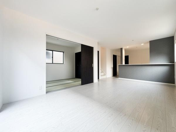 大字光吉5期1号棟の居間・リビング|リビングは広々とした空間が広がっており明るい印象を受けます。ナチュラルな床材が魅力的です。和室と隣接しており使い勝手が良さそうです。シンプルなデザインでインテリアのアレンジも楽しめます。