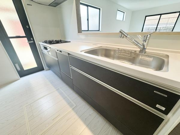 大字光吉5期1号棟の居間・リビング|リビングには大きな窓があり室内に明るさが広がります。ホワイトトーンの床が清潔感を演出しています。キッチンとの一体感も魅力的に感じられます。広々とした空間がさまざまな使い方を可能にします。