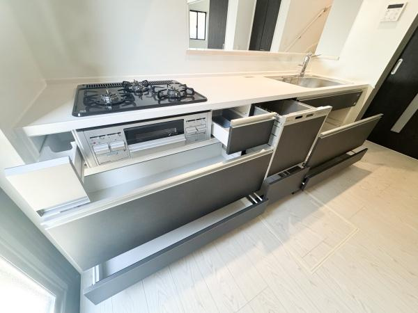 大字光吉5期1号棟のキッチン|窓が多く明るい印象のキッチンです。使いやすいシンクと広々としたワークトップが特徴です。収納スペースも豊富に確保されています。動線もスムーズで料理がしやすい構造です。