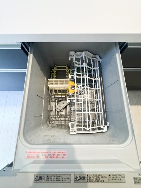大字光吉5期1号棟のキッチン|食器洗い機が装備されているキッチンです。調理や片付けを効率よく行える仕様です。収納スペースも確保されており日常使いに便利です。キッチンまわりの清潔感が保てます。