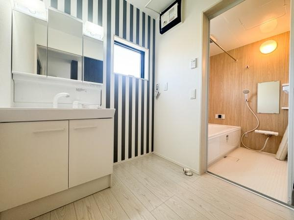 大字光吉5期1号棟のキッチン|食器洗い機が装備されているキッチンです。調理や片付けを効率よく行える仕様です。収納スペースも確保されており日常使いに便利です。キッチンまわりの清潔感が保てます。