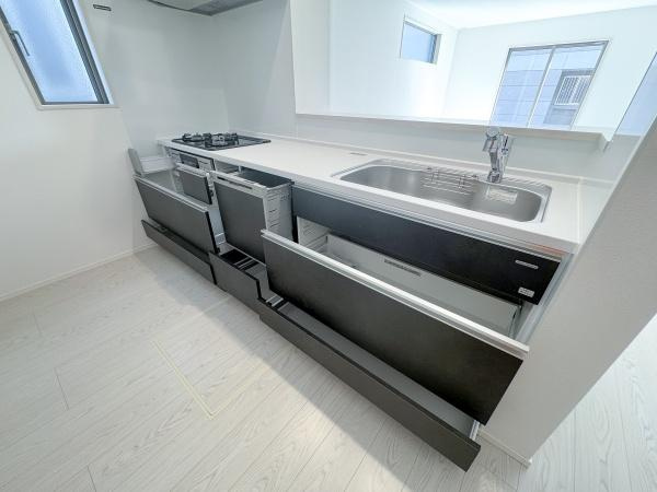 大字小池原1期3号棟のキッチン|キッチンはシンプルで使いやすいデザインです。大きな引き出し収納があり整理整頓がしやすいです。作業スペースも広めに確保されています。窓からの採光で明るさも感じられます。