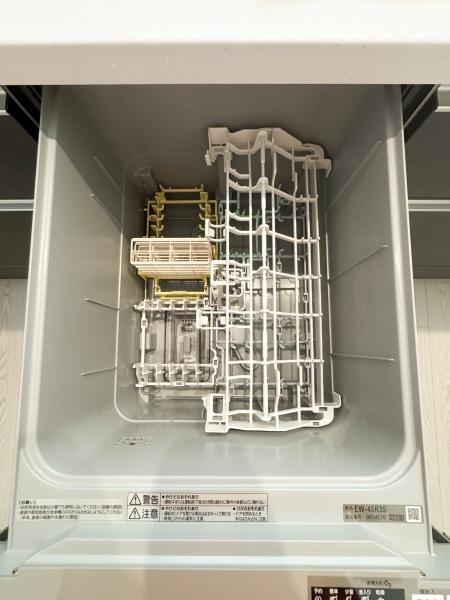 大字小池原1期3号棟のキッチン|食器洗い乾燥機が設置されているキッチンです。家事の手間を軽減する便利な設備が備わっています。収納やお手入れも簡単に行えます。シンプルなデザインで使いやすさも考えられています。