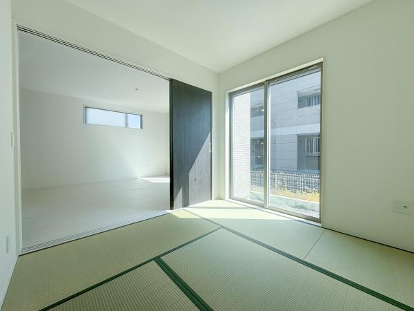 大字小池原1期3号棟の和室|大きな窓から明るい光が差し込む和室です。シンプルなデザインで落ち着いた雰囲気が広がります。引き戸があるので隣室とつなげて使うことも可能です。畳の清潔感が感じられます。