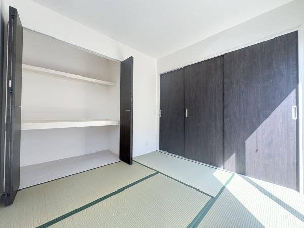 大字小池原1期3号棟の和室|明るい光が差し込む和室です。収納スペースが豊富に確保されています。シンプルな内装で落ち着いた雰囲気になります。扉のデザインが室内を引き締めています。空間を有効に使えるレイアウトが特徴です。