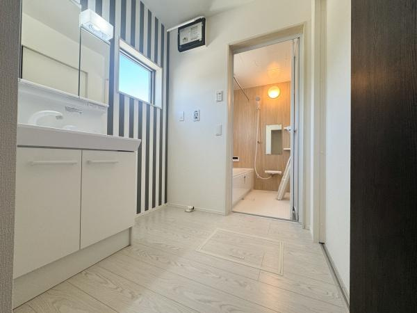 大字小池原1期3号棟の独立洗面台|明るく清潔感のある洗面脱衣所。洗濯やお風呂の準備もスムーズにこなせて、毎日の家事がちょっとラクになりそうです。