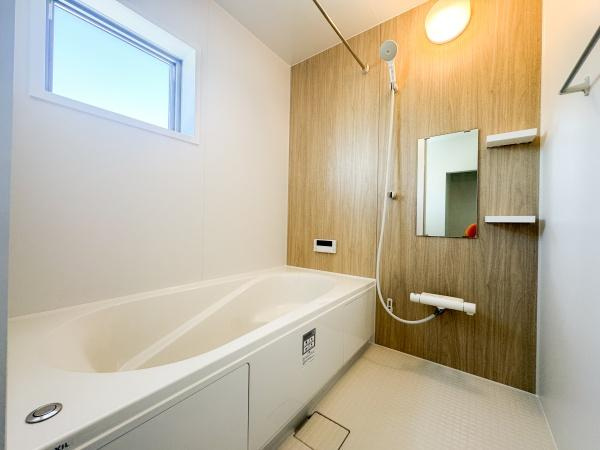 大字小池原1期3号棟の浴室|明るい窓付きで自然光が入るバスルームです。手すりが設置されており安心してご利用いただけます。シンプルで清潔感のある内装です。