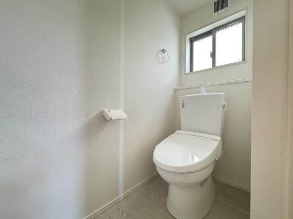 大字小池原1期3号棟のトイレ|白を基調とした明るく清潔感のあるトイレです。