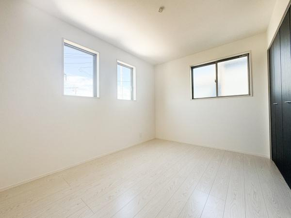 大字小池原1期3号棟の洋室|2面採光で明るく、風通し良好です！