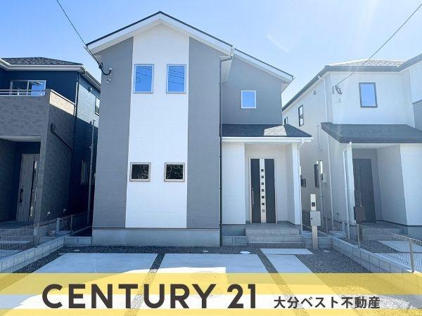 大字小池原1期3号棟の外観|シンプルで洗練された外観が印象的です。落ち着いた色合いが周囲と調和しています。モダンなデザインが際立っています。駐車スペースも確保されています。