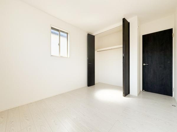 大字小池原1期3号棟の洋室|白を基調とした明るい洋室です。収納スペースが備わっているため荷物の整理も便利です。シンプルな内装で幅広いインテリアに対応できます。窓から自然光が差し込み開放感があります。