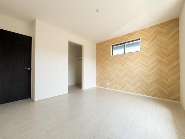 大字小池原1期3号棟の洋室|明るい色合いの床材が空間を広く感じさせます。アクセントクロスが室内に個性を与えています。大きめの窓から自然光が差し込みます。開放感のある洋室です。シンプルなデザインでアレンジしやすい内装です。