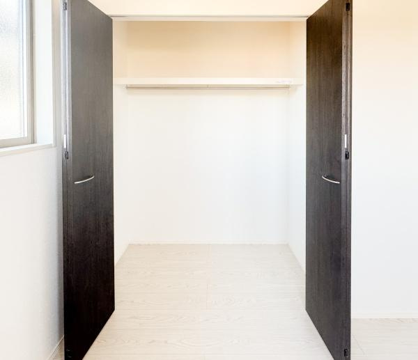 大字小池原1期3号棟の収納|両開きの扉が特徴の収納スペースです。内部はシンプルな造りで使い勝手が良く整理がしやすい設計となっています。明るい色合いで清潔感があり収納スペースとしてご活用いただけます。