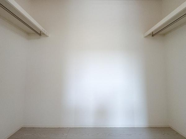 大字小池原1期3号棟の収納|シンプルなデザインの収納スペースです。棚やハンガーパイプが付いておりさまざまなアイテムを整理しやすい仕様です。空間をしっかり活用できるのが魅力です。清潔感が感じられる内装になっています。