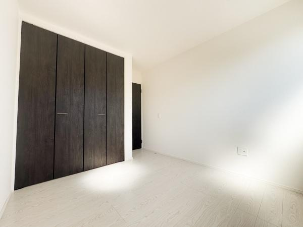 大字小池原1期3号棟の洋室|明るいカラーのフローリングが特徴的な洋室です。収納力のあるクローゼットが設置されています。壁面もすっきりとした印象でシンプルな内装が魅力です。開放感のある空間が広がります。