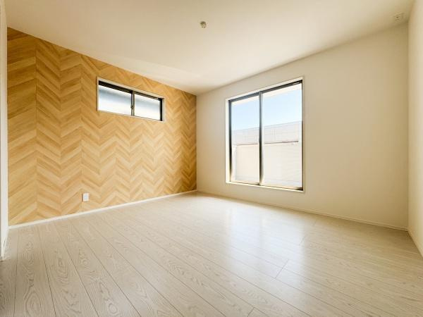 大字小池原1期3号棟の洋室|大きな窓から自然光がたっぷり入る明るい洋室です。木目調のアクセントクロスが空間に温もりを加えています。シンプルな内装で家具のレイアウトがしやすい洋室です。風通しも良く快適にお過ごしいただけます。