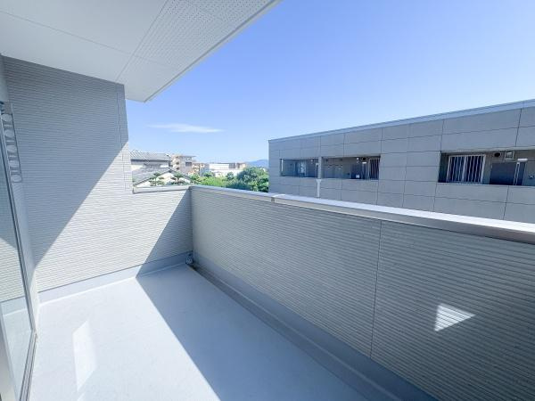 大字小池原1期3号棟のその他|バルコニーから広がる開放感のある眺望が魅力です。周囲の建物との距離感も感じられ明るい日差しが差し込む空間となっています。外の景色を楽しみながら気分転換できる環境です。