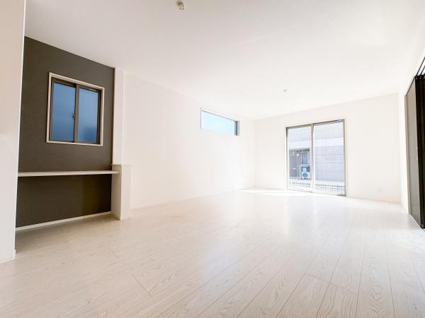 大字小池原1期3号棟の居間・リビング|室内全体に明るさが広がる設計です。2面採光により自然光がたっぷり入ります。広々とした空間が開放感を演出しています。床の色味が空間にやわらかさを加えています。窓が多く外の景色も楽しめます。