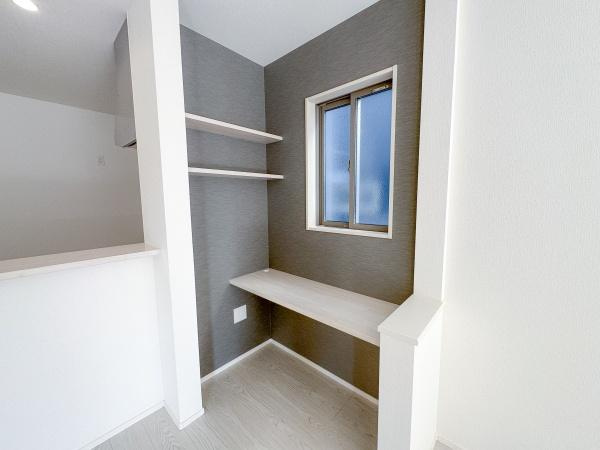 大字小池原1期3号棟の居間・リビング|スタディスペースも備えたリビング