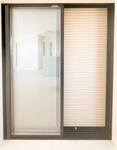 大字小池原1期3号棟のその他|スライド式のガラス扉としっかりしたシャッターが設置されています。開閉がスムーズで使いやすい仕様です。光をしっかり取り入れる設計がポイントです。シャッターで安心感も感じられる空間です。