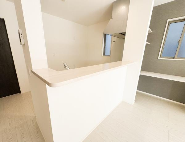 大字小池原1期3号棟のキッチン|清潔感のあるホワイトを基調としたキッチンです。開放的なカウンターが特徴的で空間に明るさが広がります。窓も設置されているため換気や採光がしやすい造りです。すっきりとしたデザインが魅力です。