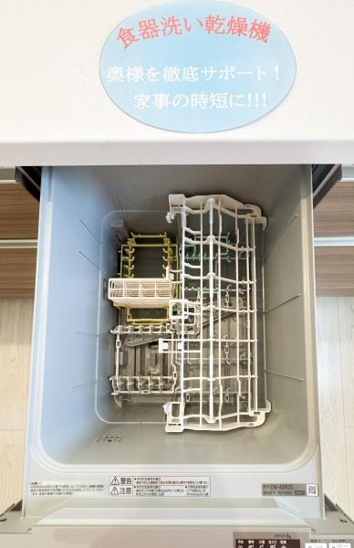 大字小池原1期2号棟のキッチン|清潔感のあるキッチンに嬉しい食器洗い乾燥機を設置しています。使い勝手のよいサイズで日々の家事を効率化できます。シンプルなデザインでお手入れも簡単です。キッチン空間に調和する設備です。