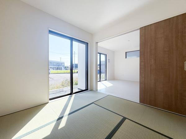 大字小池原1期2号棟の和室|リビングに隣接した和室は多用途に使えるので、お子様の遊び場としても、ゆっくりとくつろぐスペースとしても活用できます！