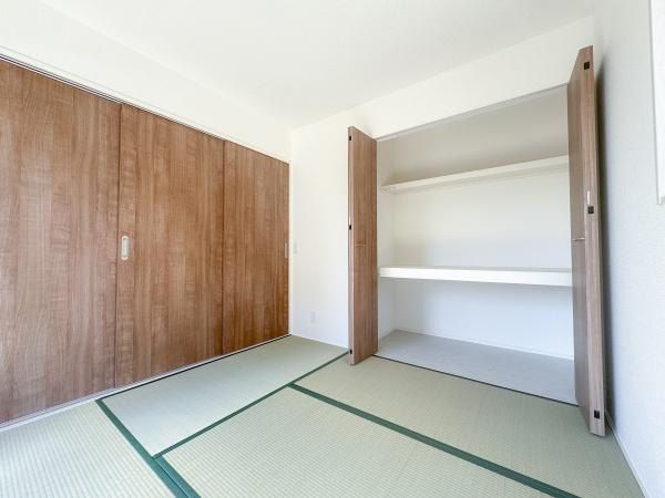 大字小池原1期2号棟の和室|畳の温かみが感じられる和室は、どこか懐かしく落ち着きます。大きな窓から自然光が差し込み、明るく開放感のある空間が広がっています