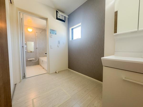 大字小池原1期2号棟の独立洗面台|明るく清潔感のある洗面脱衣所。洗濯やお風呂の準備もスムーズにこなせて、毎日の家事がちょっとラクになりそうです。