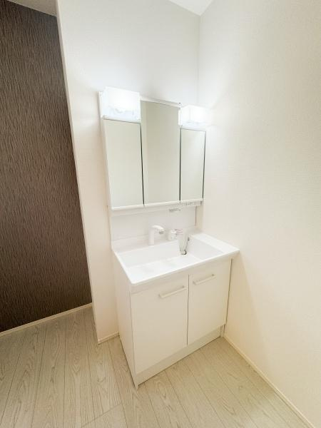 大字小池原1期2号棟の独立洗面台|三面鏡は収納が多く洗面台周りをすっきり美しく保てます。朝の準備も効率的にできます！