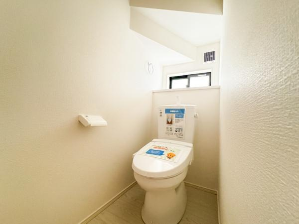 大字小池原1期2号棟のトイレ|白を基調とした明るく清潔感のあるトイレです。