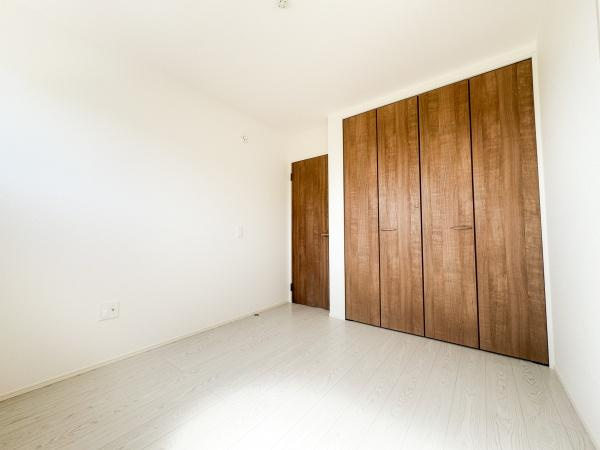 大字小池原1期2号棟の洋室|クローゼットもあり、プライベートの荷物もスッキリしまえます。