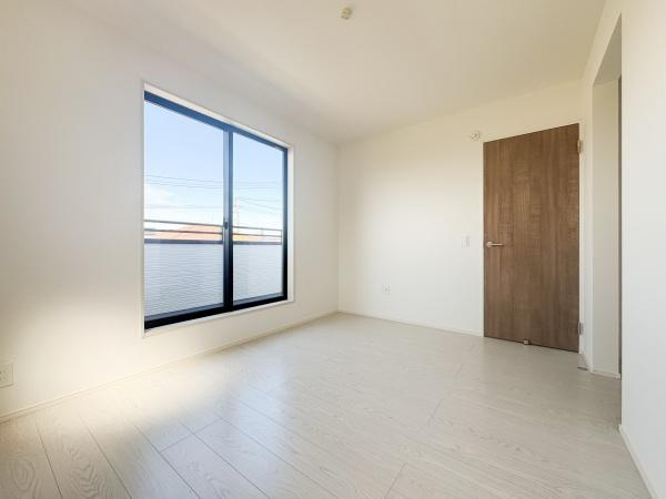 大字小池原1期2号棟の洋室|シンプルで使い勝手の良い洋室。自由にアレンジできる快適な空間。