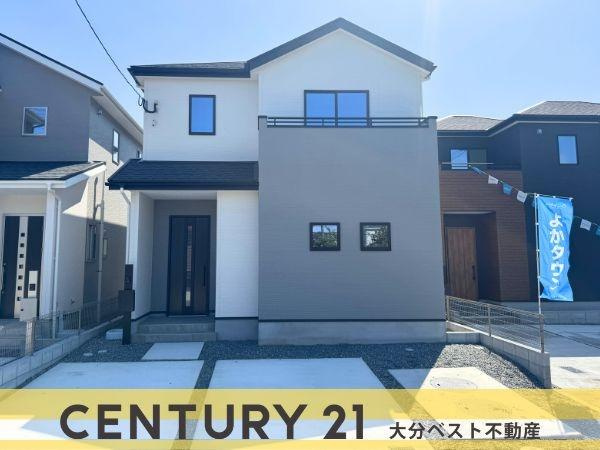 大字小池原1期2号棟の外観|シンプルなデザインが印象的な外観です。モノトーンでまとまった外壁が都会的な雰囲気を演出しています。広々とした駐車スペースも確保されています。大きな窓が採光性にも配慮されています。