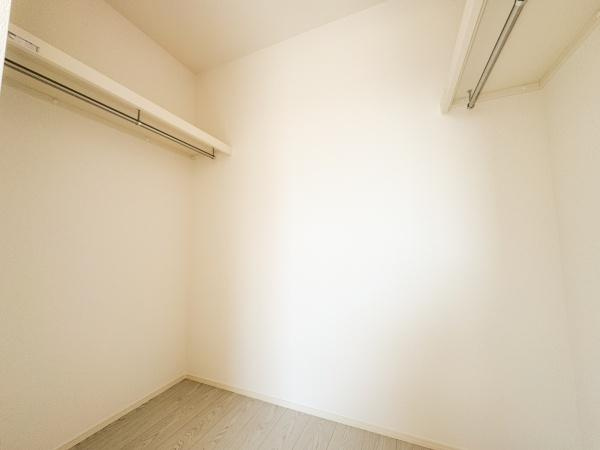 大字小池原1期2号棟の収納|十分な収納スペースが確保されたウォークインクローゼット。服やバッグ、スーツケースなどを効率よく収納でき、整理整頓も簡単。