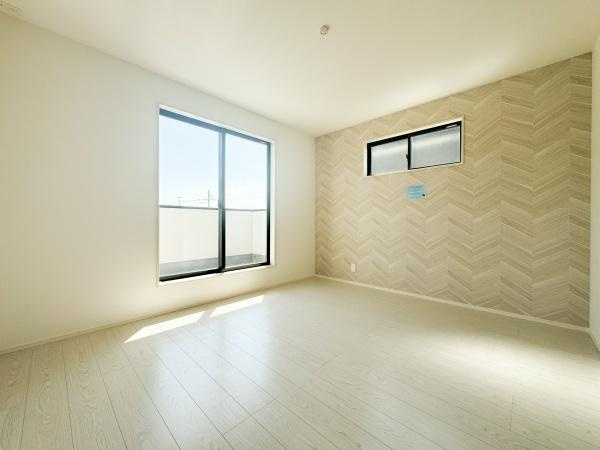 大字小池原1期2号棟の寝室|ゆったりとした主寝室。
壁一面に施されたアクセントクロスが、空間に深みと個性をプラスします。
落ち着いた照明と合わせることで、まるでホテルライクな雰囲気に。