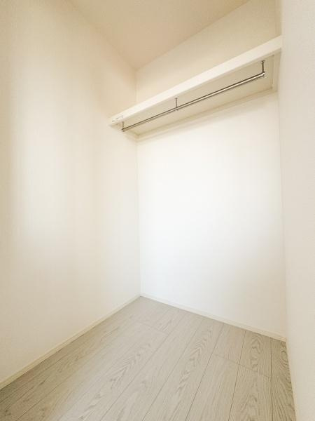 大字小池原1期2号棟の収納|白を基調としたシンプルな収納スペースです。空間を有効活用できる設計となっています。天井が高く開放感があります。清潔感のある内装が特徴です。実用性を重視したデザインです。