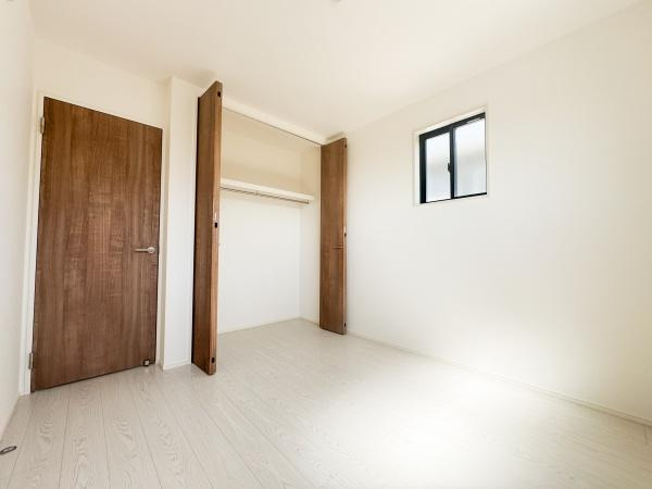 大字小池原1期2号棟の洋室|明るい洋室でナチュラルな色合いのフローリングが印象的です。クローゼットの収納力も十分にあり整理整頓がしやすい空間です。コンパクトな窓から採光が得られ心地よい雰囲気が漂います。