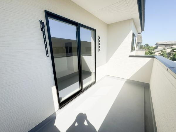 大字小池原1期2号棟のバルコニー|2階バルコニーは日当たり良好◎　お洋服やお布団がカラッと乾きます♪