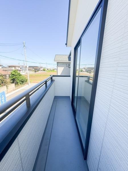 大字小池原1期2号棟のバルコニー|開放的な雰囲気が感じられるバルコニーです。陽射しがしっかり差し込む設計になっています。周囲の景観も楽しめるつくりです。ガラス戸が広々としており室内とのつながりが感じられます。