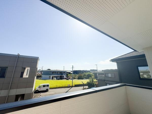 大字小池原1期2号棟のその他|バルコニーから広がる開放的な眺望が魅力です。周囲には視界を遮るものが少なく遠くまで見渡せます。自然光がしっかりと差し込み明るい印象の現地からの眺望です。