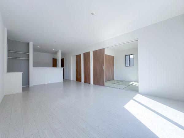 大字小池原1期2号棟の居間・リビング|和室が隣接した広々としたリビングで、ソファやテーブルも置くことができます♪