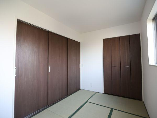 大字光吉4期1号棟の和室|落ち着いた雰囲気の和室です。大きな収納スペースが備わっており片付けがしやすい造りになっています。窓からは光が差し込み明るさを感じられます。シンプルな内装なのでさまざまな用途に活用できます。