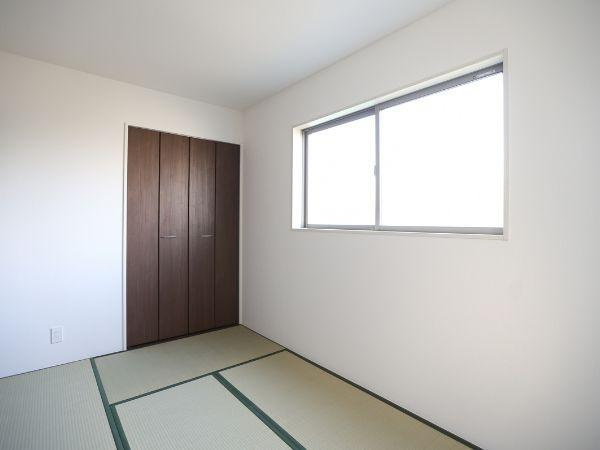 大字光吉4期1号棟の和室|シンプルな和室で使いやすい空間です。大きな窓から光が差し込み室内が明るく感じられます。収納スペースもしっかり確保されており整理整頓がしやすい印象です。畳の上質な雰囲気が落ち着きを与えます。