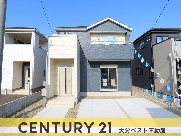 大字光吉4期1号棟の外観|シンプルなデザインが魅力的な外観です。広めの駐車スペースが確保されています。二階の窓から明るい日差しが差し込みます。無駄のない直線的なフォルムが印象的です。青い空に映えるカラーリングも特徴です。