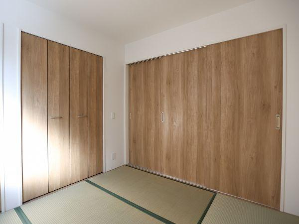 大字光吉4期2号棟の和室|和室ならではの落ち着いた雰囲気が広がります。ナチュラルな木目調の扉が空間に温かみを加えます。収納スペースもありすっきりと整理しやすい設計です。明るい光が差し込む室内で心穏やかに過ごせます。