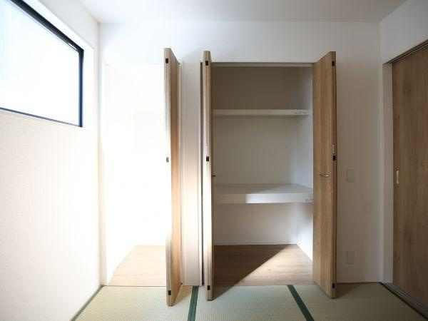 大字光吉4期2号棟の収納|広々とした収納スペースは整理整頓しやすく空間を有効活用できます。棚板が設置されているので用途に合わせた使い方も可能です。木目調の扉が室内にあたたかみをプラスしています。収納力が魅力のクローゼットです。