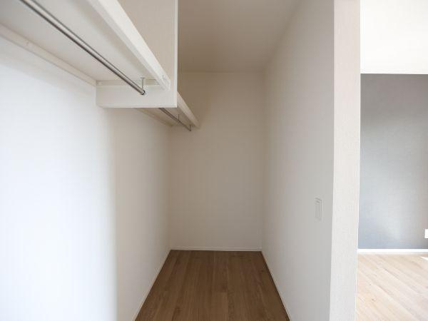 大字光吉4期2号棟の収納|シンプルな内装で使いやすい収納スペースです。衣類や小物をすっきりとまとめられます。床はお手入れのしやすいフローリング仕上げです。収納内にハンガーパイプが備え付けられています。
